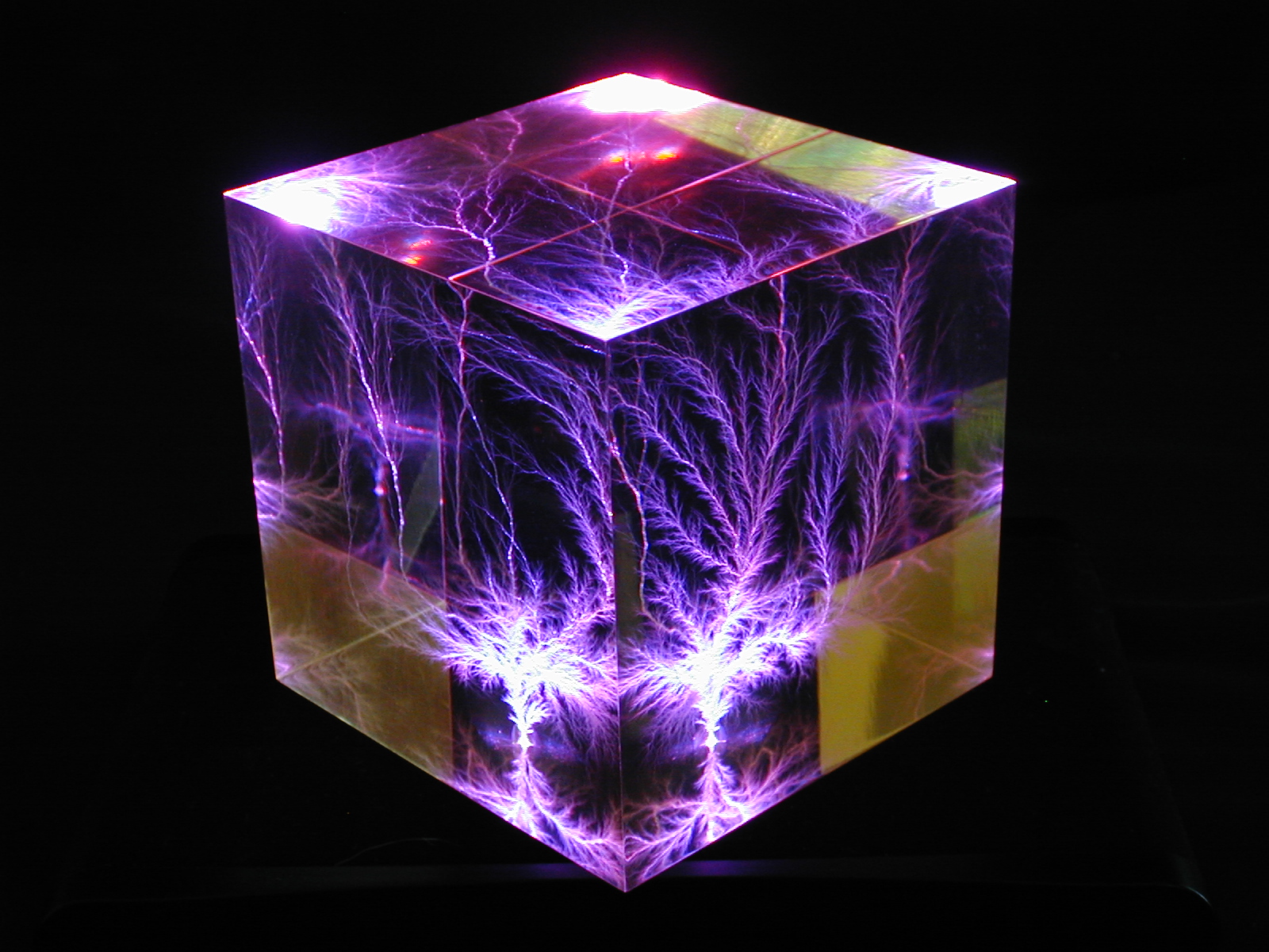куб кристалл